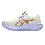 Womens ASICS GEL-Cumulus 28 neutral daily trainers in oatmeal and fresh air color with cushioned soles and breathable mesh upper.